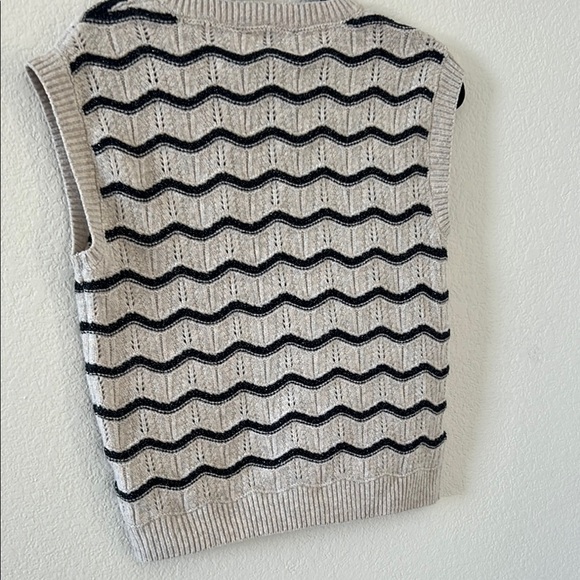 Broadway women size  mBlack and Cream Sleeveless Sweater - Picture 9 of 10